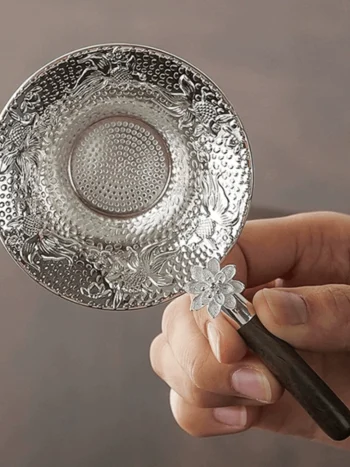 Metal Tea Strainer with Wooden Handle – Floral Embossed Tea Filter for Gongfu Tea, Household Brewing, and Tea Ceremony Accessories